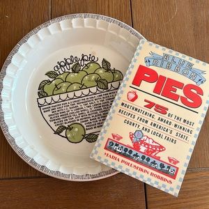 Vintage 1983 Country Harvest Apple Pie Dish & 1987 Blue Ribbon Pie Recipe Book
